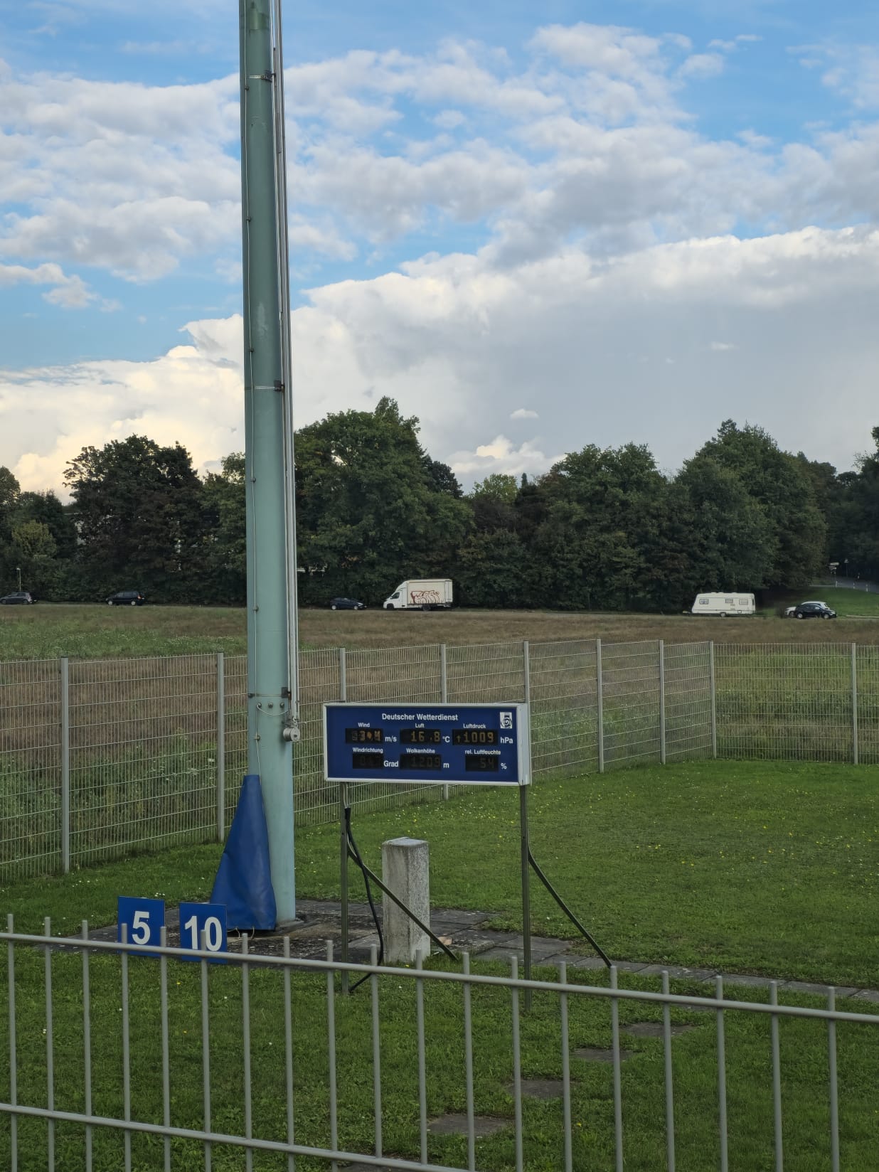 Digitale Anzeige des Deutschen Wetterdienstes mit aktuellen Messwerten